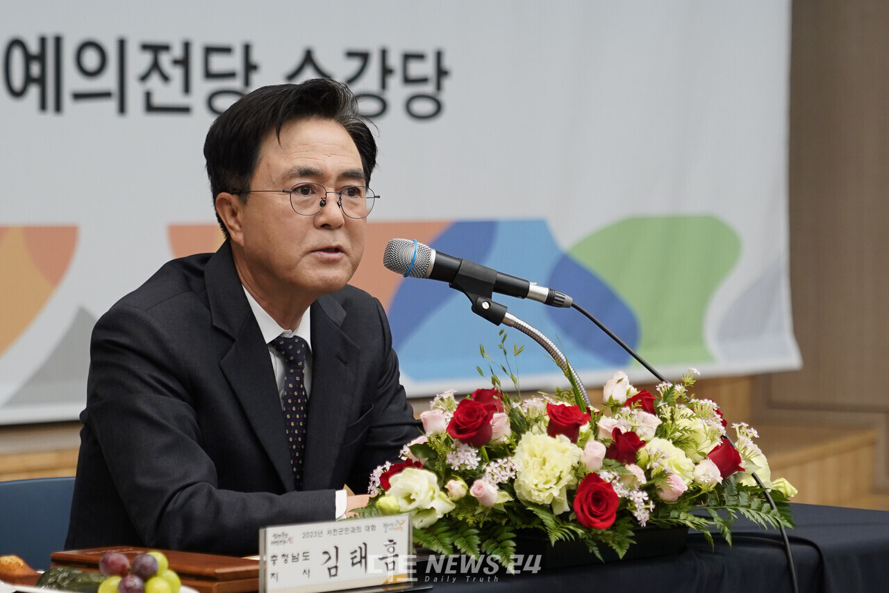 김태흠 충남지사가 12일 서천 문예의전당 소강당에서 언론인 간담회를 열어 지역소멸 대응을 위한 충남도의 정책과 사업을 설명했다. 황재돈 기자.