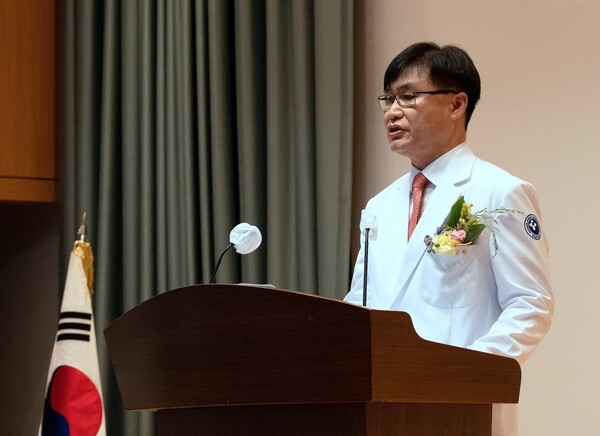 충남대학교병원 조강희 병원장이 15일 취임식에서 인사말을 전하고 있다.