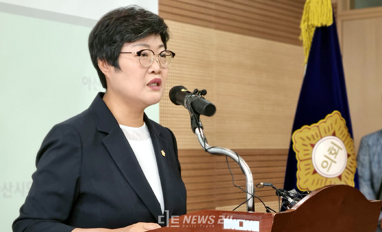 김희영 아산시의장이 16일 오전 의장실에서 기자회견을 열고 제242회 임시회에서 무산된 추가경정예산안 심의에 대한 입장을 밝히고 있다. 안성원 기자.