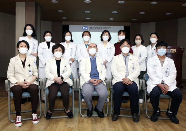 대전성모병원 장기이식센터 의료진 단체 사진.
