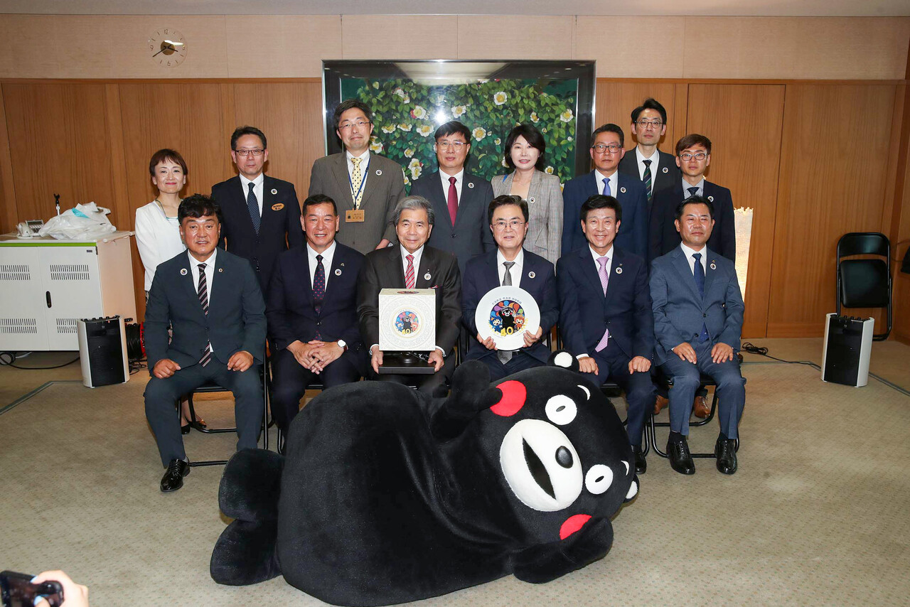 충남도와 일본 구마모토현 수장이 만나 '40년 우정'을 자축했다. 이들은 양 지역 자매결연 40주년을 맞아 기념 로고를 발표하기도 했다. 충남도 제공.