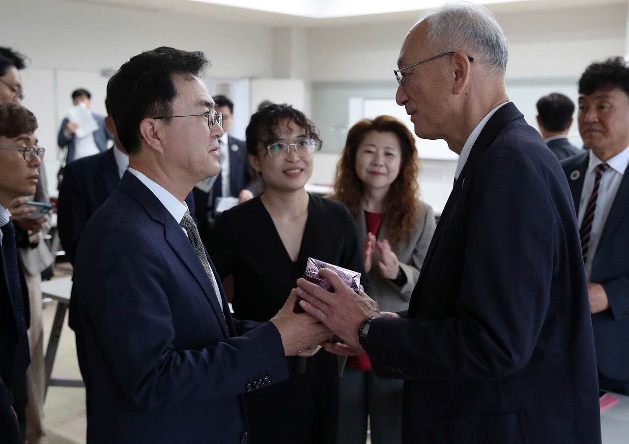 김태흠 충남지사가 지난 22일 일본 구마모토 TSMC 공장 건설 현장을 둘러본 뒤 구마모토현립 기술단기학교장과 만나 인사를 나누고 있다. 충남도 제공.