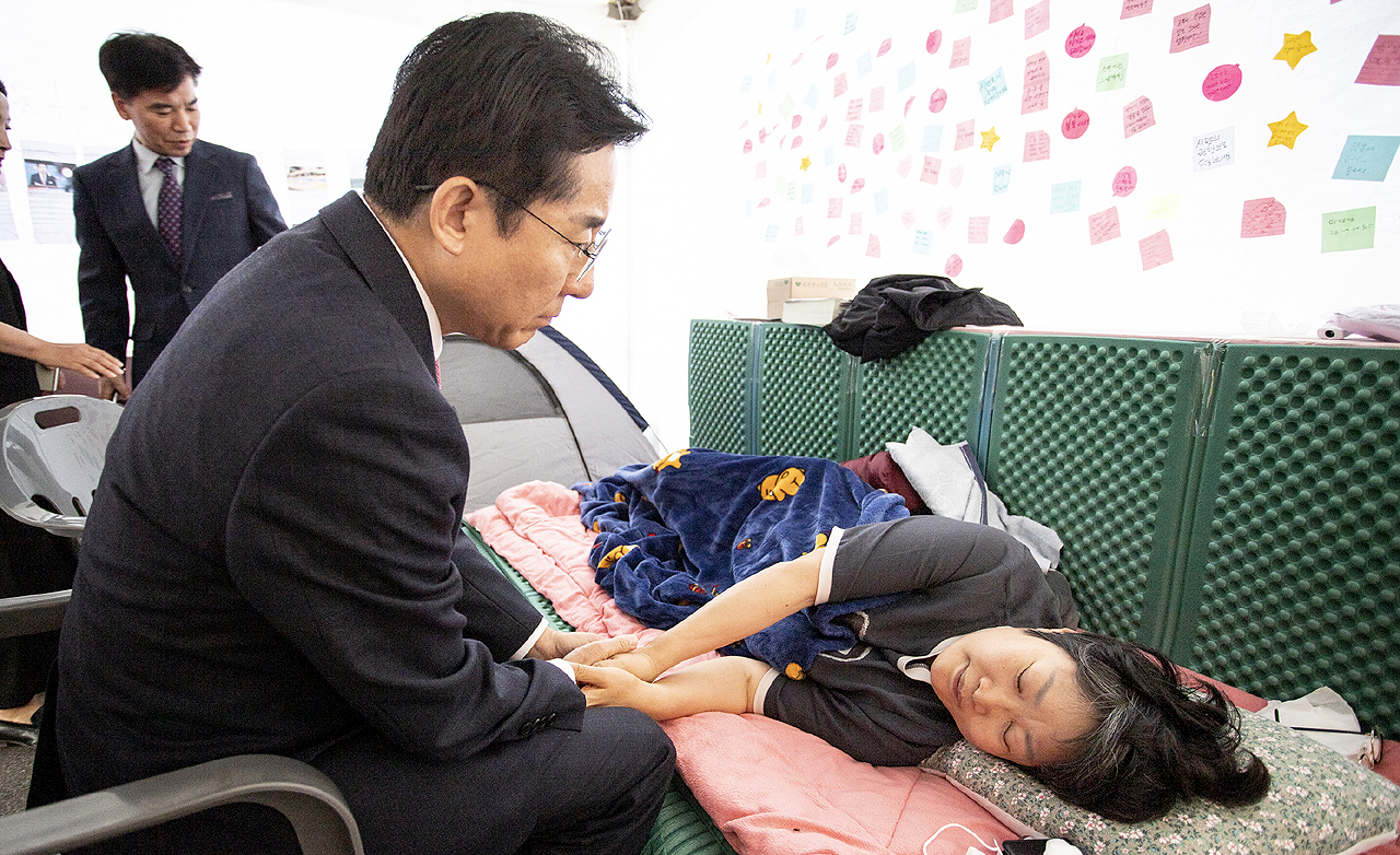 박경귀 아산시장과 아산시의회 더불어민주당 의원들의 교육경비 갈등이 극적 합의를 도출하며 일단락 됐다. 단식 농성 중인 김희영 의장(오른쪽)을 찾은 박경귀 시장. 아산시의회 제공.