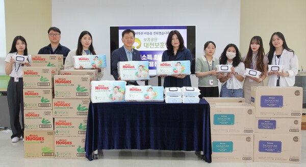대전보훈병원이 가정의 달을 맞아, 26일 대전 지역의 영유아를 둔 한부모 가정 23곳에 육아용품을 전달했다.