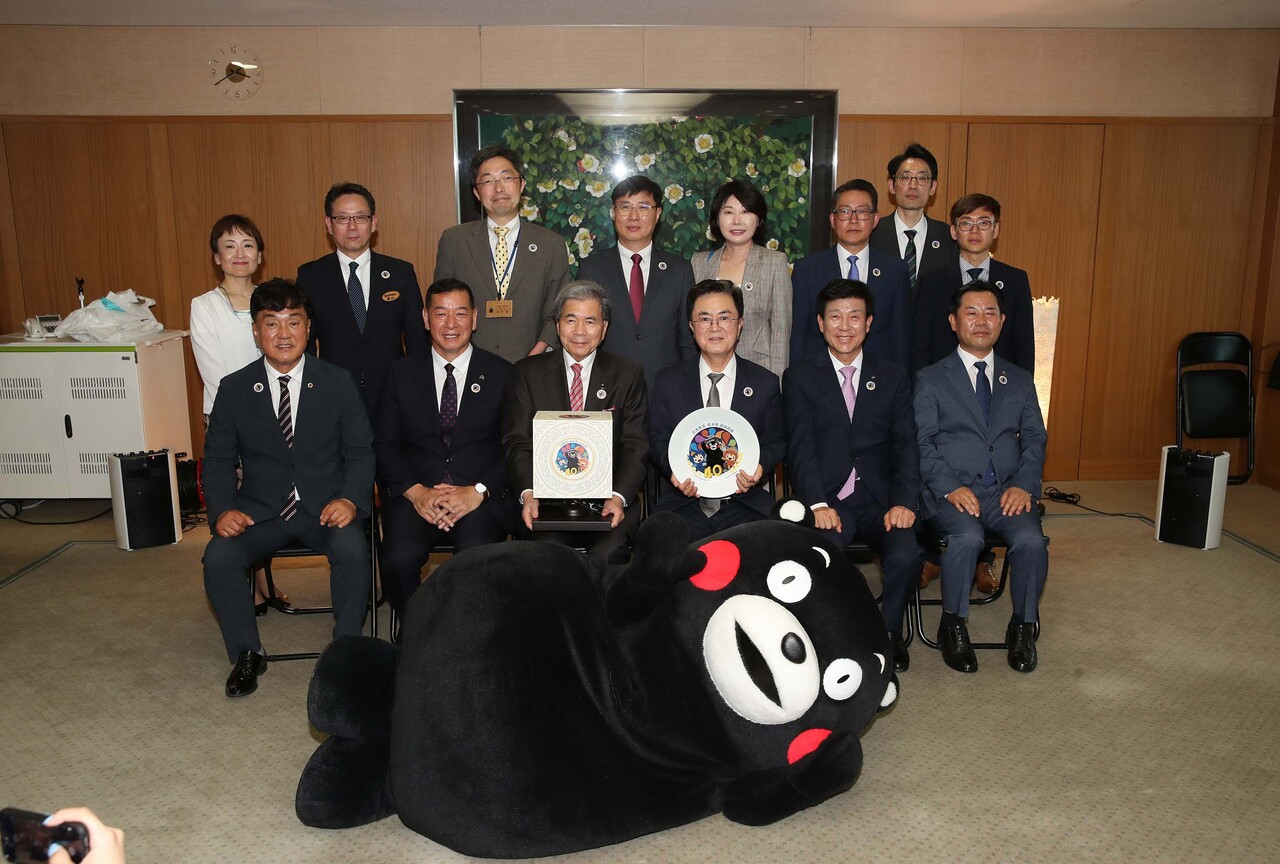 김태흠 충남지사가 지난 22일 구마모토 현지사를 만나 자매결연 40주년 기념로고를 공개했다. 충남도 제공.