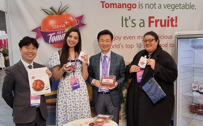 스마트팜 전문기업 우듬지팜이 프랑스 파리에서 열린 '2023 코리아 엑스포 프랑스'에 충남 우수기업 자격으로 참가했다. 대표 상품 토망고는 현지 바이어들과 관람객들에게 잇단 호평을 받으며 유럽 진출 가능성을 확인했다. 왼쪽에서 세번째가 강성민 우듬지팜 대표. 우듬지팜 제공.