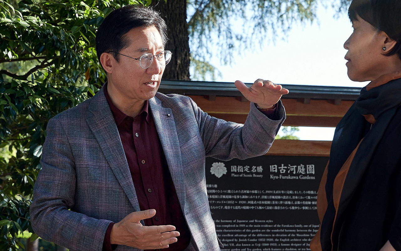 옛 후루카와 정원 방문한 박경귀 시장이 신정호 공원 개발과 접목할 수 있는 아이디어를 논의 중인 모습. 아산시 제공,