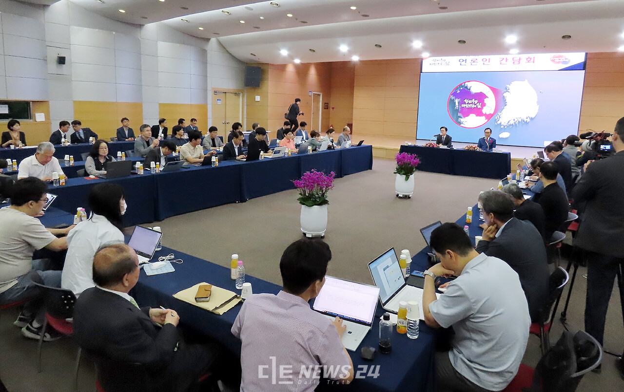 김태흠 지사와 천안시청 출입 언론인과의 간담회장 전경. 안성원 기자. 