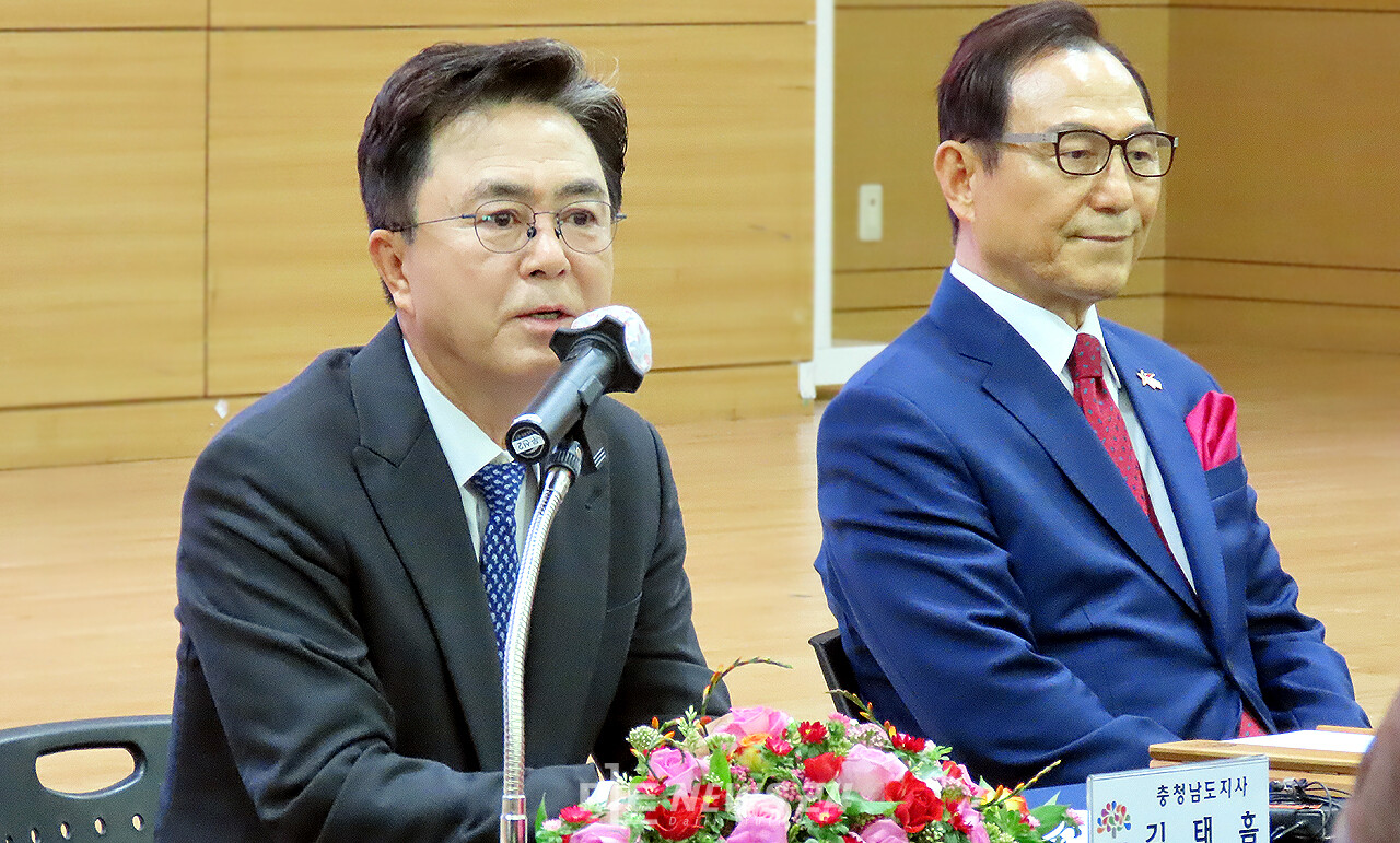 김태흠 충남도지사가 30일 천안시를 방문해 성환 종축장 부지에 추진되는 미래보빌리티 국가산단의 경쟁력을 강조했다. 김태흠 지사(왼쪽)와 박상돈 천안시장. 안성원 기자.