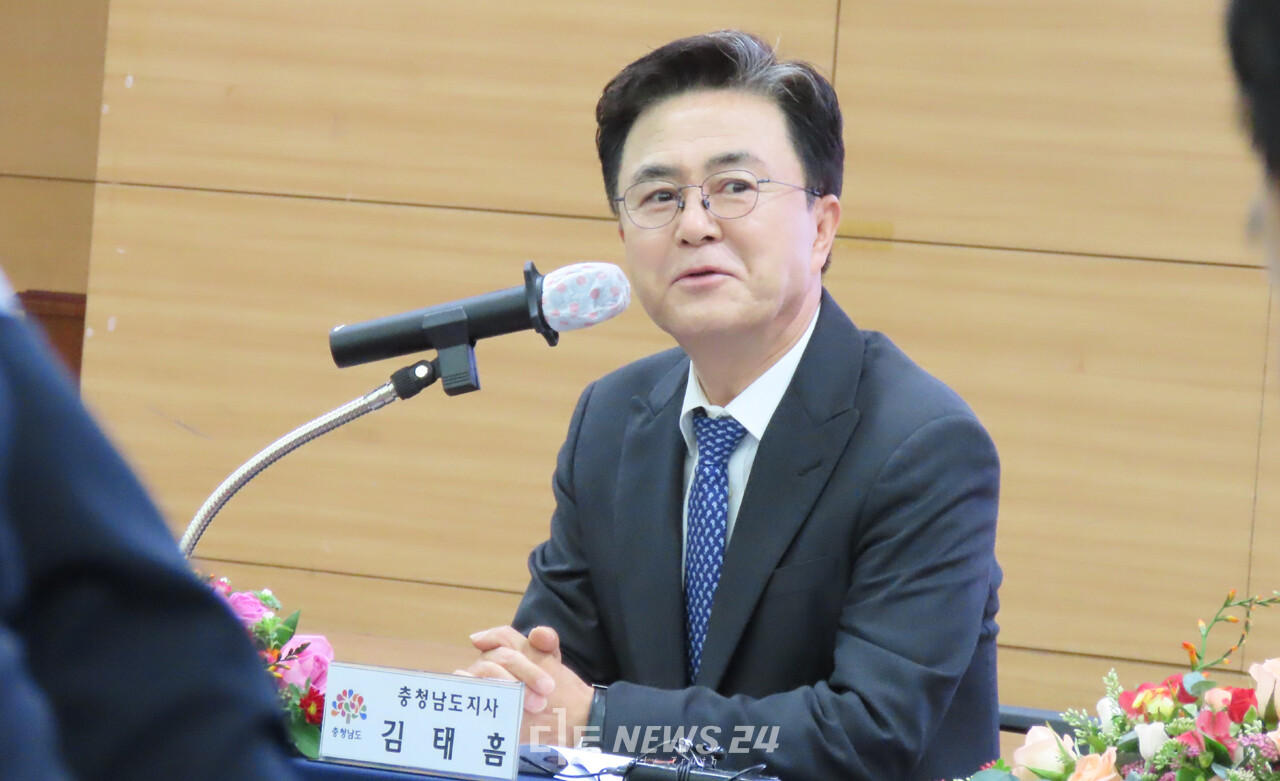 김태흠 충남지사가 30일 천안시청 대회의실에서 열린 언론 간담회 자리에서 이웃한 천안과 아산의 통합 가능성에 힘을 싣는 발언으로 눈길을 끌었다. 안성원 기자. 