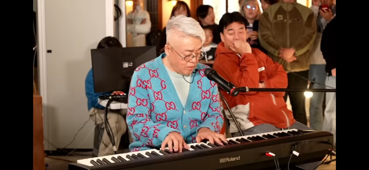 예산시장에서 백종원 대표의 유튜브를 통해 작곡가 김형석 씨의 버스킹 공연과 창현노래방 등 다채로운 문화예술 공연도 이어지고 있다. 김형석 씨의 버스킹 모습. 예산군 제공.