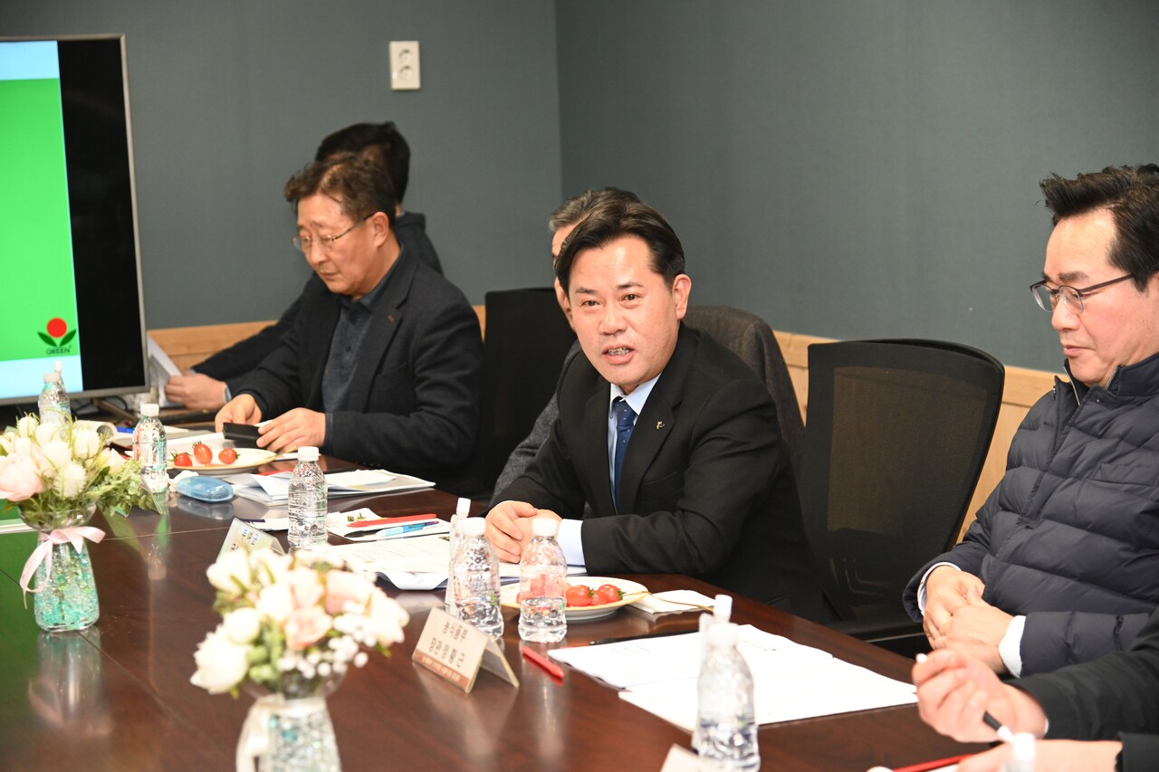 박정현 부여군수가 지난 3월 스마트팜 기업 부여 우듬지팜을 방문한 정황근 농식품부 장관을 만나 농업 현안을 건의하는 모습. 자료사진. 