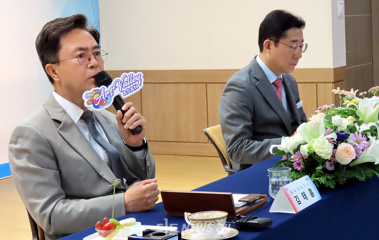 김태흠 충남지사가 2일 시군 순방 아홉 번째 일정으로 아산시를 방문, 언론인 간담회에서 박경귀 시장을 적극 지지했다. 안성원 기자. 