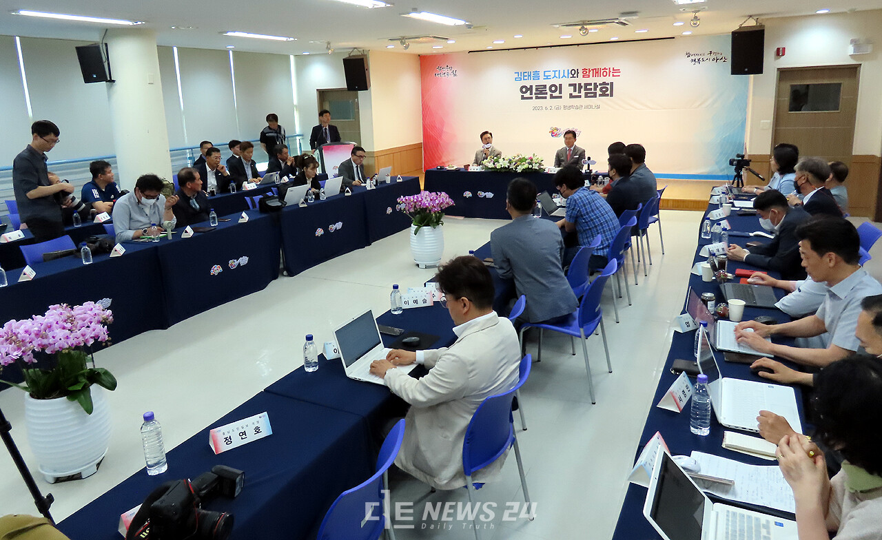 이날 김 지사는 자신의 핵심 공약인 베이밸리 메가시티와 아산만순환철도에 대해 "미래 먹거리를 위한 큰 그림을 만들겠다"며 강한 의지를 보였다. 안성원 기자.