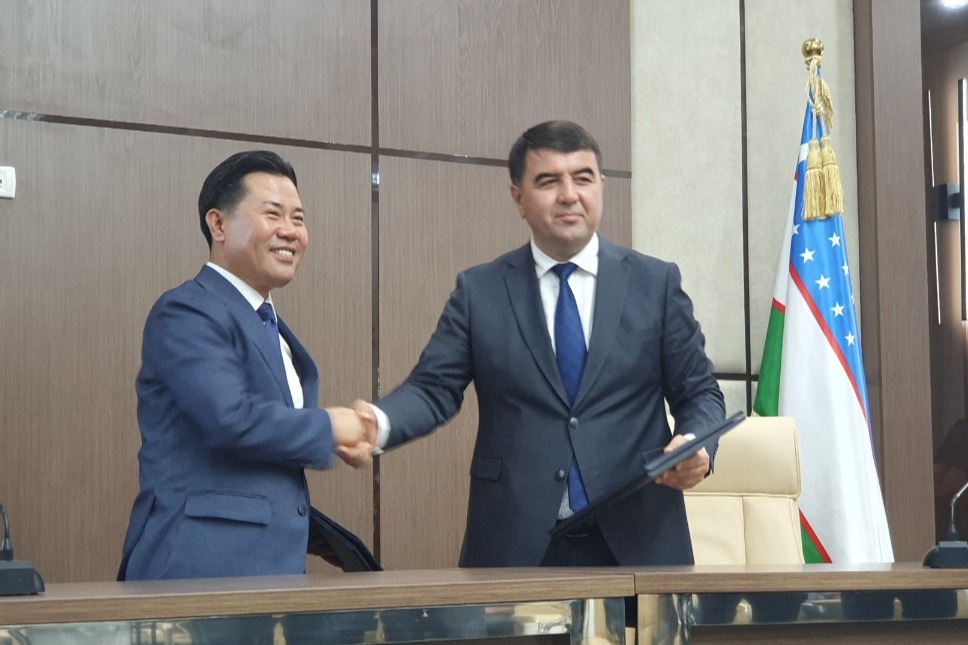 박정현 부여군수(왼쪽)가 2일 우즈베키스탄 나망간주 압두라자코프 샤브카트 주지사(오른쪽)와 선진농업을 기반으로 한 양해각서를 체결했다. 양 기관은 올해부터 향후 10년간 나망간주 현지에  'K-부여굿뜨래특화단지'를 조성하고 기술, 인력 등을 공유하게 된다. 김다소미 기자.  