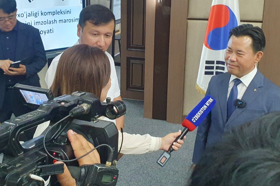 현지 국영 방송사 MTRK가 박정현 부여군수를 인터뷰 하고 있다. 김다소미 기자. 