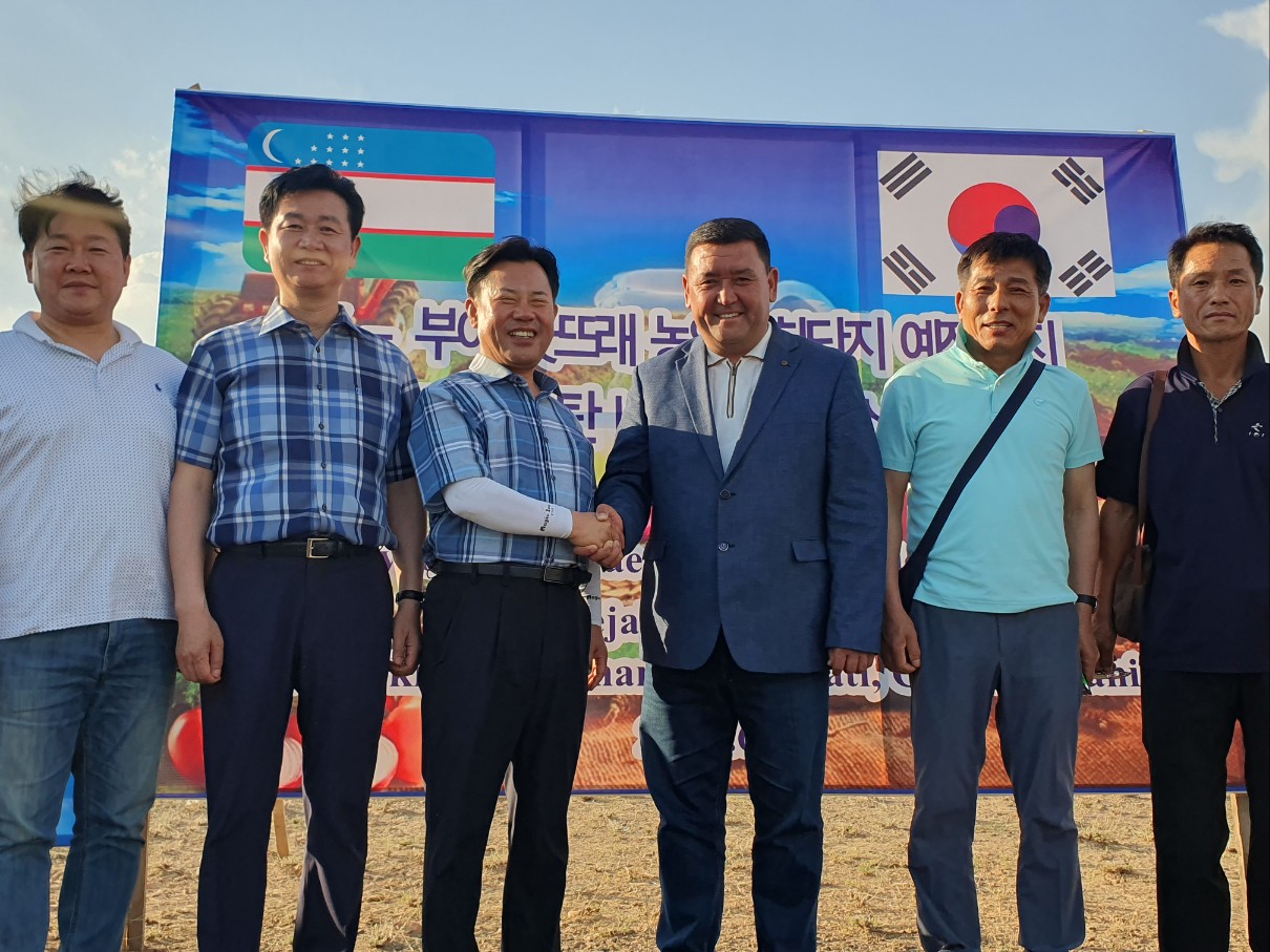 박정현 부여군수와 베그조드 츄스트군수가 2일 특화단지 예정부지에서 현장 브리핑을 갖고 포괄적인 협의 내용을 논의했다. 왼쪽부터 한국농업시설연구원 윤두현 원장, 우듬지팜 강성민 대표, 박정현 군수, 베그조드 츄스트 군수, 부여군의회 김영춘, 김기일 의원. 김다소미 기자. 