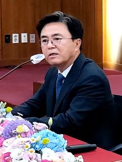 김태흠 충남지사가 5일 서산시청 중회의실에서 기자간담회를 하고 있다. 최종암 기자.