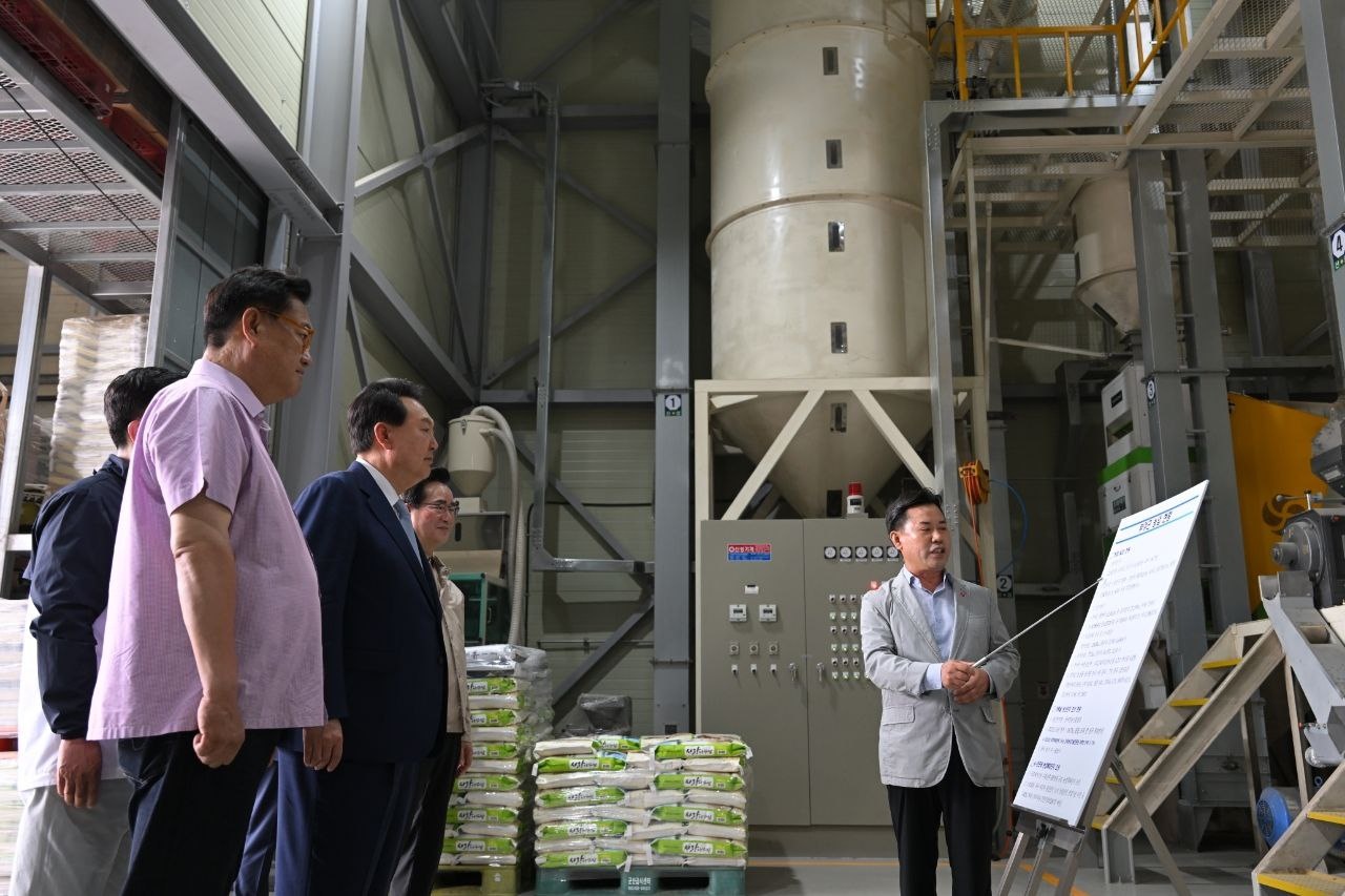 박정현 부여군수가 윤석열 대통령에게 부여 농업 현황을 브리핑하고 있다. 부여군 제공.