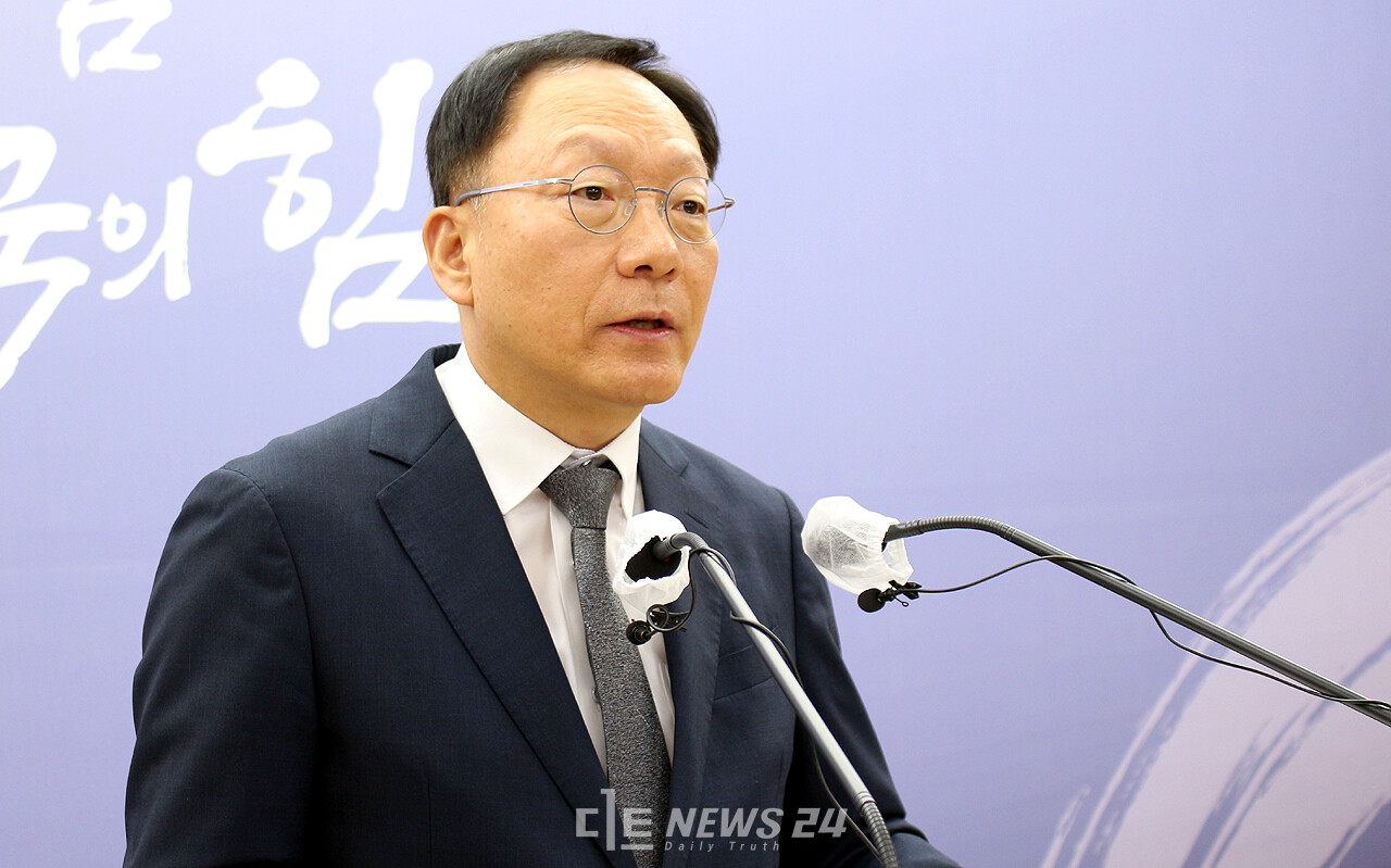 충남도가 연말까지 정부 계획보다 5년 앞당긴 ‘2045 탄소중립·녹색성장 기본계획’ 최종안을 확정한다. 8일 브리핑을 통해 사업계획을 설명하고 있는 안재수 도 기후환경국장. 안성원 기자.