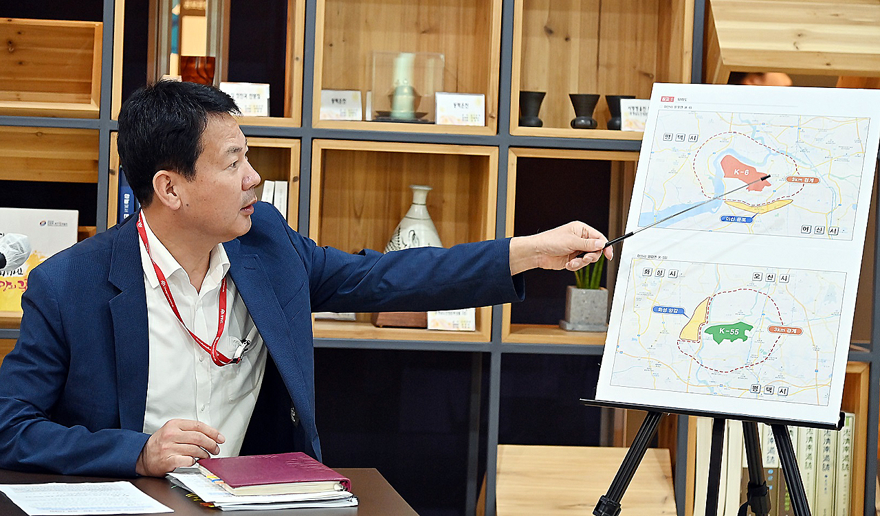 고효열 충남도 균형발전국장이 8일 오후 도청 프레스센터에서 열린 출입기자 간담회에서 미군이전 평택지원특별법 개정안 통과를 장기적 과제로 추진하고, 기재부가 제안한 493악 규모의 대안사업을 아산시 둔포면 지역에 추진하겠다고 밝혔다. 충남도 제공.