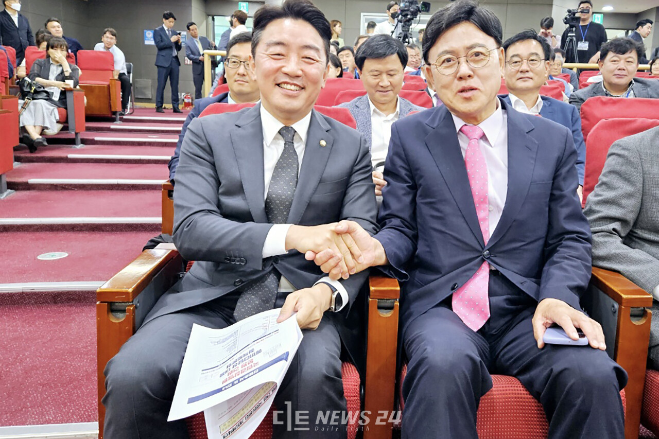 이명수 국민의힘 의원(왼쪽)과 강훈식 더불어민주당 의원이 9일 국회 의원회관에서 공동 주최한 '국립 경찰병원 분원 건립 예비타당성 대응 정책토론회'에 참석해 악수를 나누고 있다. 류재민 기자.