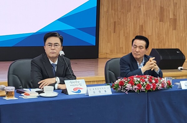 김태흠 충도지사(좌측)과 백성현 논산시장(우측)이 지역 언론인들과 시 현안에 대해 간담회를 진행하고 있다. 박성원 기자.