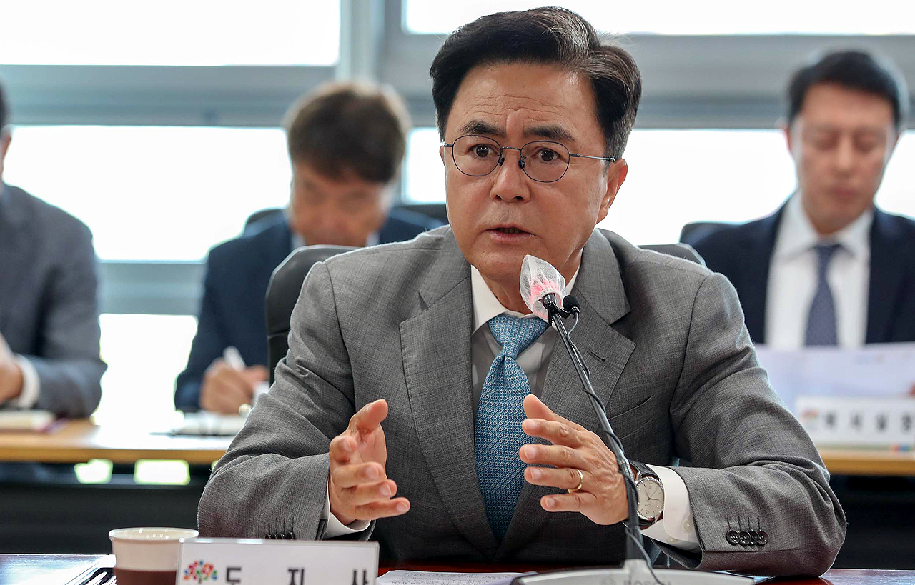 김태흠 충남도지사가  12일 도청 중회의실에서 열린 제38차 실국원장회의에서 내포신도시 내 미건축 필지에 대한 강력한 조치 방안 마련을 주문했다. 충남도 제공.