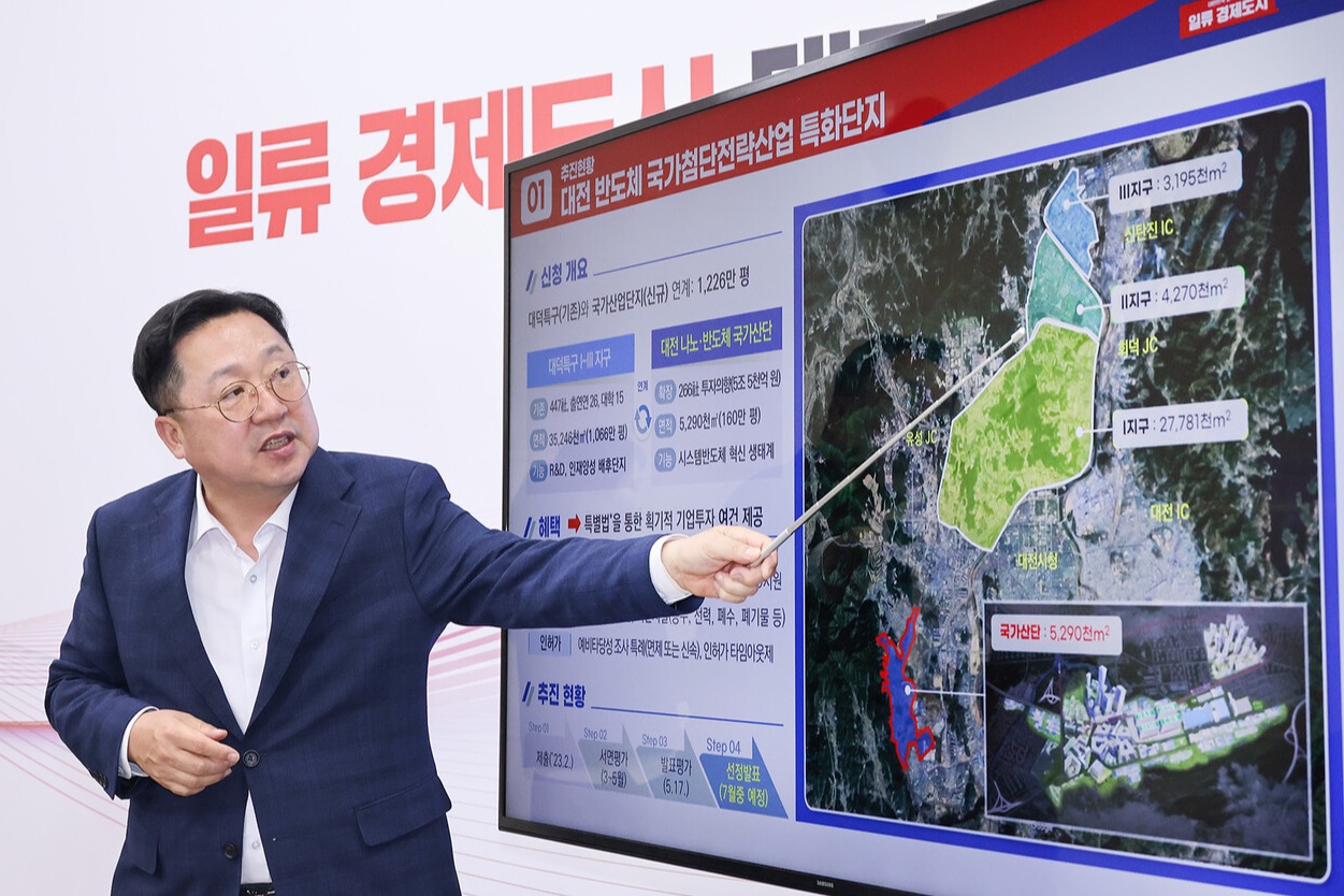 이장우 대전시장은 13일 '반도체 인재양성 4대 국책사업 유치' 기자회견에서 향후 5년간 반도체 인재양성에 2455억 원을 투입한다고 밝혔다. 대전시 제공.