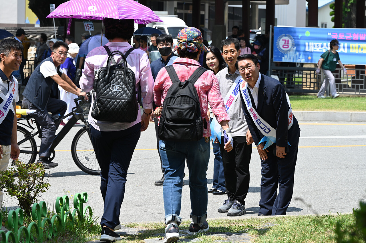 충청도 최초의 천주교 성지 이자 전국에서 두 번째로 많은 순교자가 탄생한 홍성군 홍주성지에 순례객들의 발길이 이어지고 있다. 순례객들 맞이에 나선 이용록 홍성군수. 홍성군 제공.
