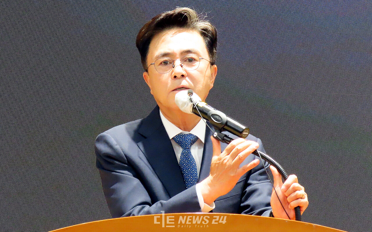 김태흠 충남지사가 22일 민선8기 출범 1주년 기자회견에서 "윤석열 정부의 방향과 목표가 옳다"며 힘을 실었다. 2년차를 맞는 민선8기 도정 성과를 위한 포석으로 읽히는 대목이다 안성원 기자. 