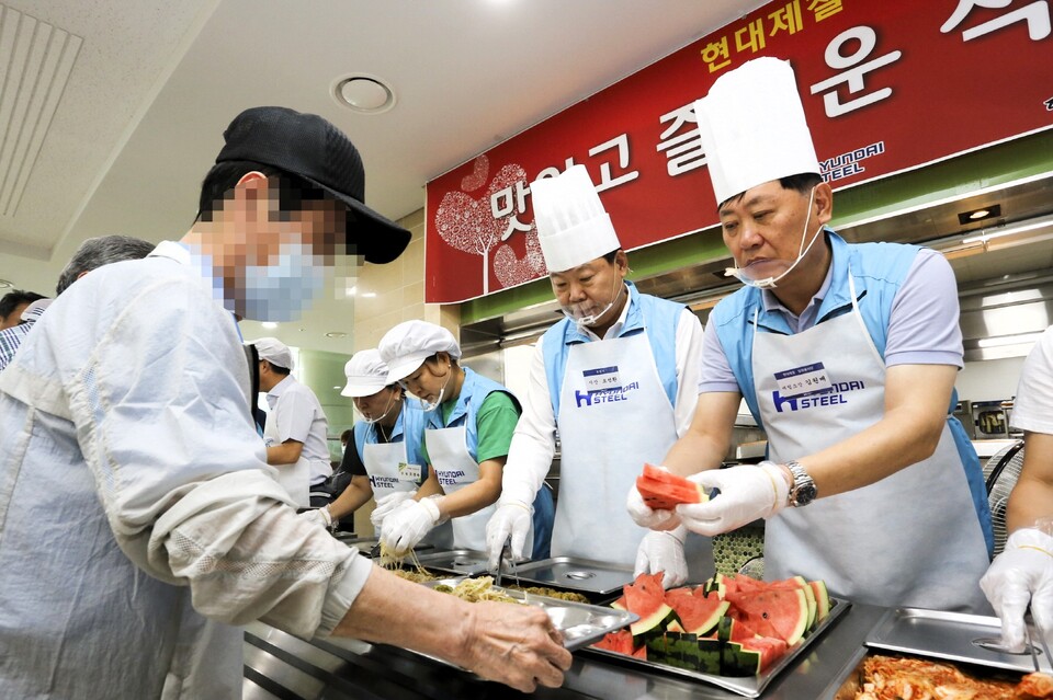건강식 배식활동. 현대제철 제공.