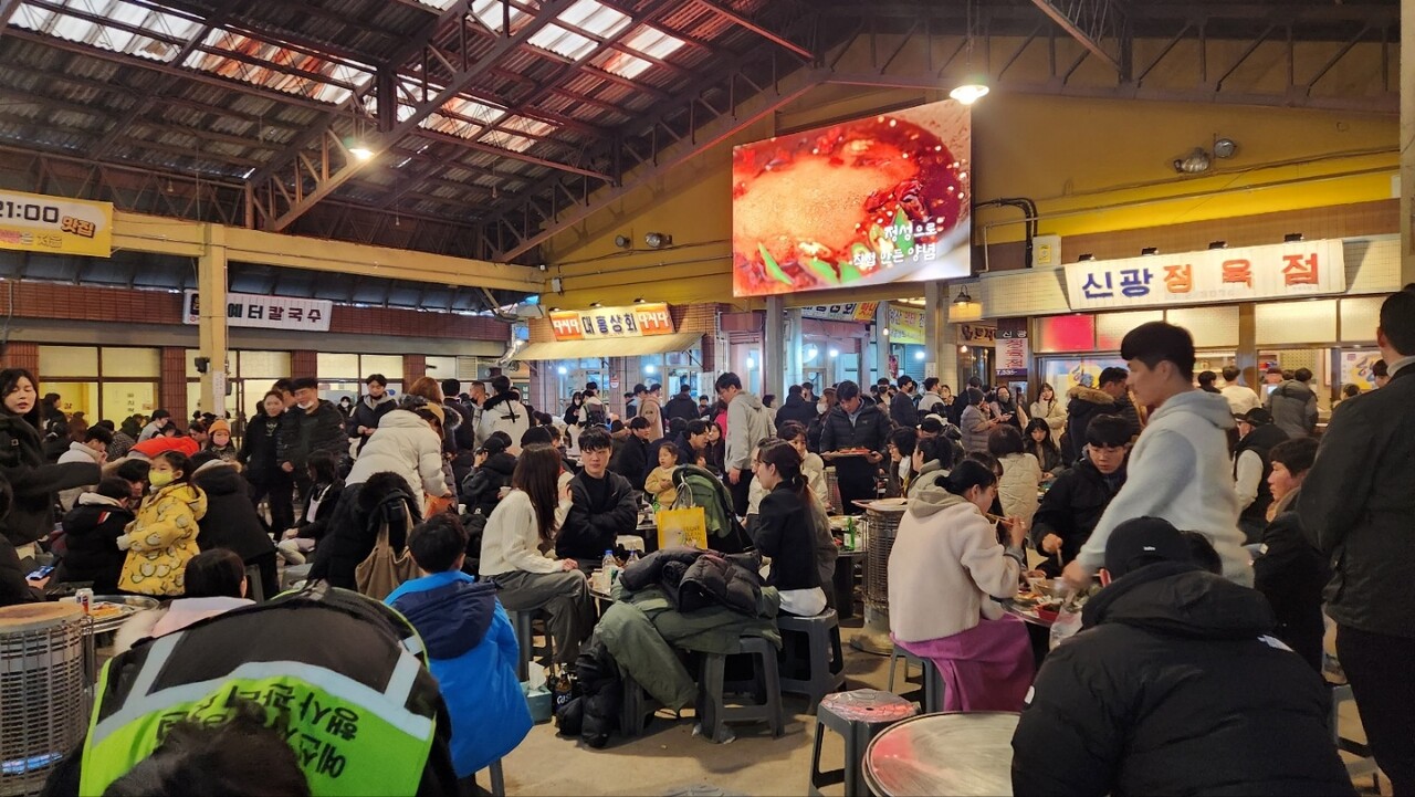 예산군이 더본코리아와 손을 맞잡고 추진한 ‘예산시장 살리기 프로젝트’로 전국 핫플레이스로 떠오른 예산상설시장 모습. 예산군 제공.