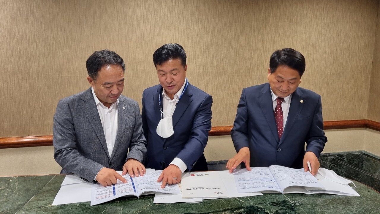 대통령실을 방문한 최재구 예산군수(가운데)가 현안사업을 설명하고 있다. 예산군 제공.