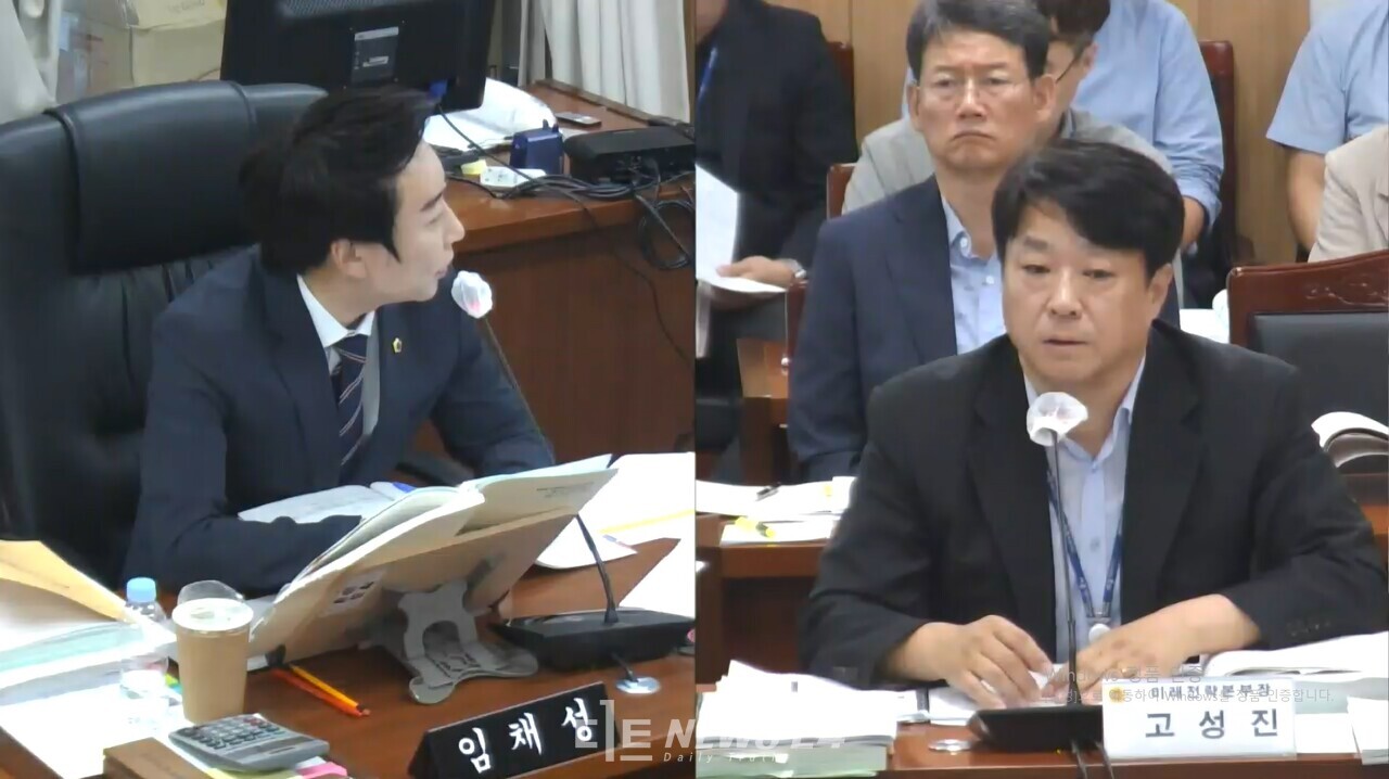 임채성 의원이 23일 예결특위에서 4대 관문 추진 과정에 대해 고성진 미래전략본부장에게 질의하고 있다. 시의회 제공. 