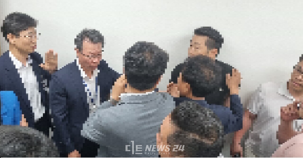 지난 22일 세종시의회를 항의 방문한 태권도협회 일부 임원과 회원들. 고성이 오가는 등 실랑이가 벌어지기도 했다. 자료사진. 