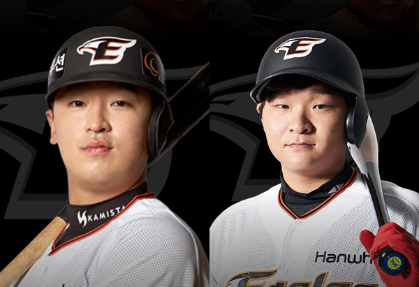 한화이글스 이진영(왼쪽)과 김태연. 2016년 드래프트를 통해 프로 유니폼을 입은 뒤 현재 한화이글스에서 뛰고 있다.