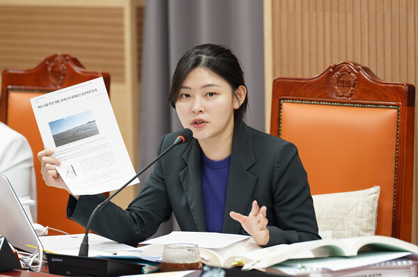 아산시 행정사무감사에서 김미성 아산시의원이 아산만 갯벌 세계자연유산등재를 적극 추진해야한다고 주장하고 있다.