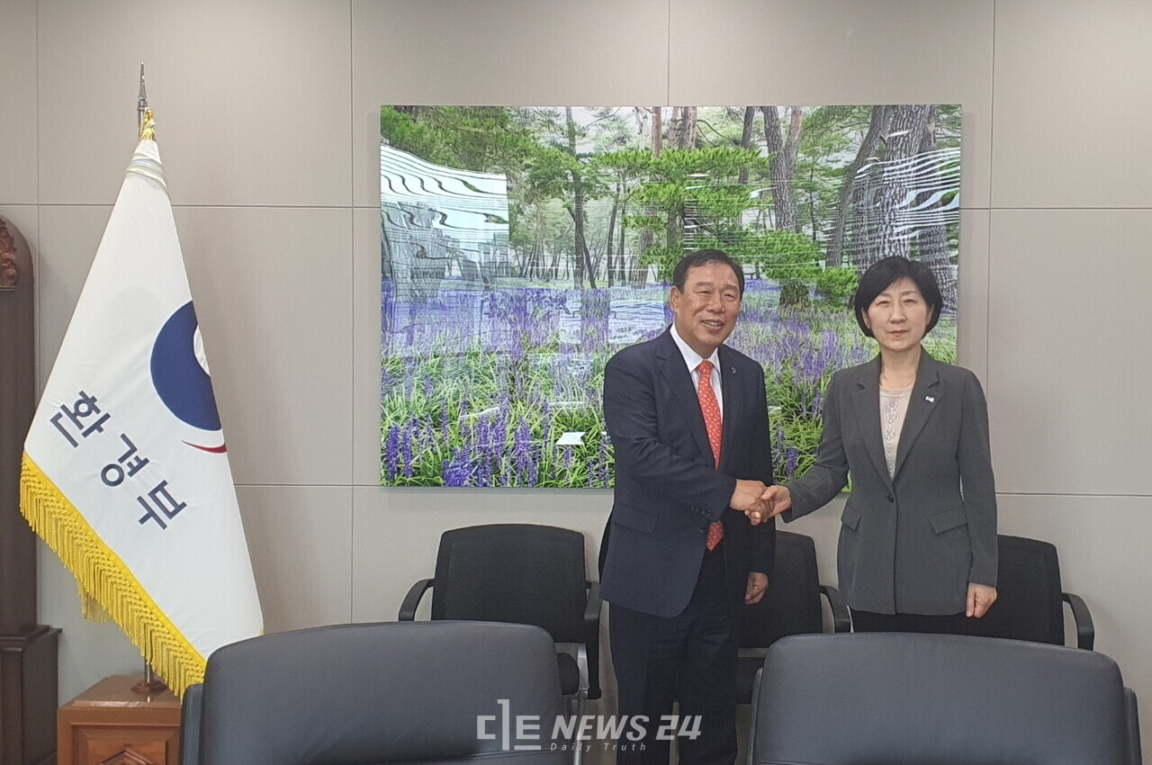 최민호 시장이 지난 12일 한화진 환경부장관을 만나 세종보 탄력 운영 제안을 했다. 세종시 제공. 