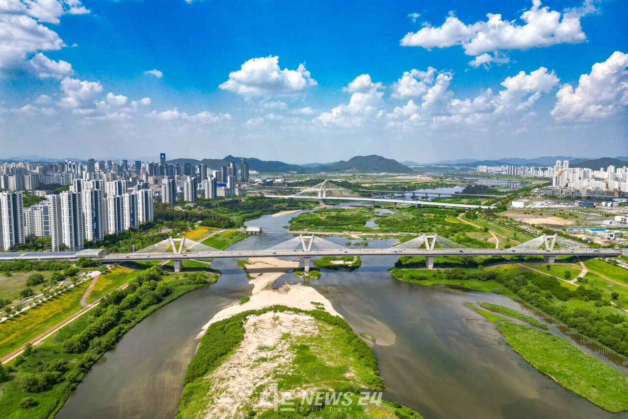 현재 개방 상태로 놓여 있는 금강 세종보 전경. 현재 수심은 1m 안팎으로 조사되고 있다. 세종시 제공.