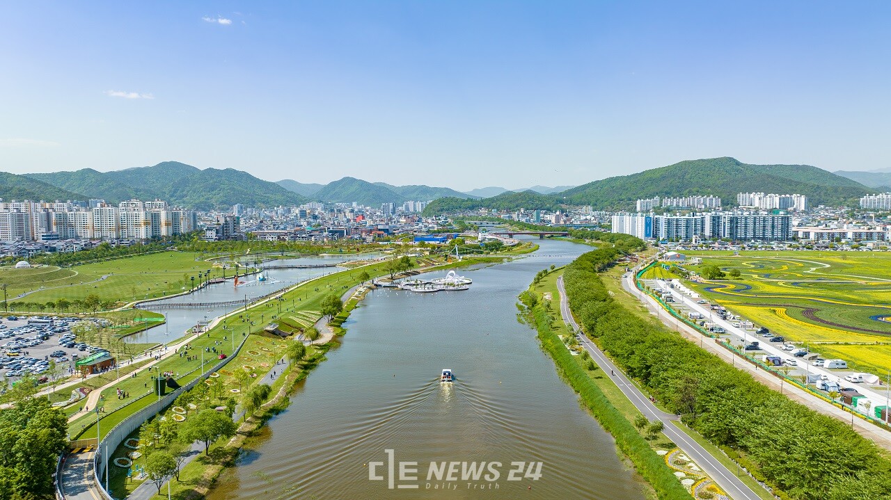 순천만 정원박람회장을 관통하는 동천과 그 위를 지나고 있는 유람선 모습. 수심은 약 1.6m다. 세종시 역시 국제정원도시박람회 개최 과정에서 금강 이용의 필요성을 절감하고 있다. 순천시 제공.