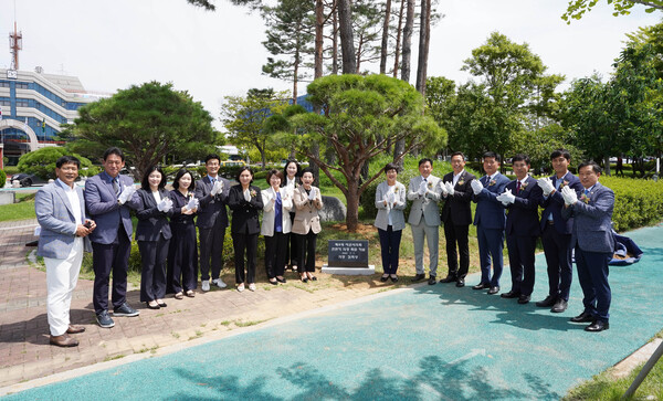 제9대 아산시의회 전반기 의장 취임 기념식수 단체 촬영 모습.