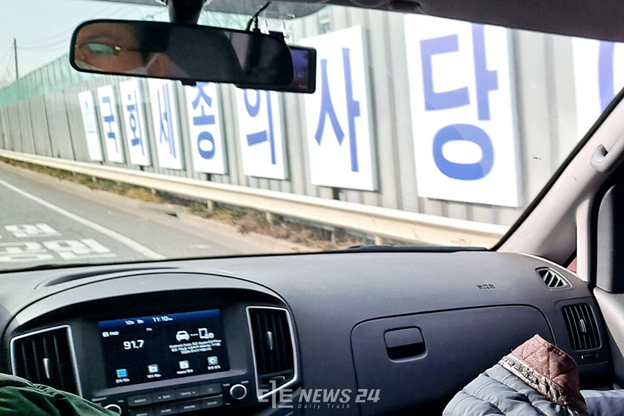 2023년도 후반기로 접어들면서 충청 정치권은 내년 총선을 향해 숨 가쁜 행보를 이어가고 있다. 후반기 지역 정치권은 주요 정치 이슈와 현안 해결을 놓고 여야의 뜨거운 공방이 이어질 것으로 예상된다. 류재민 기자.