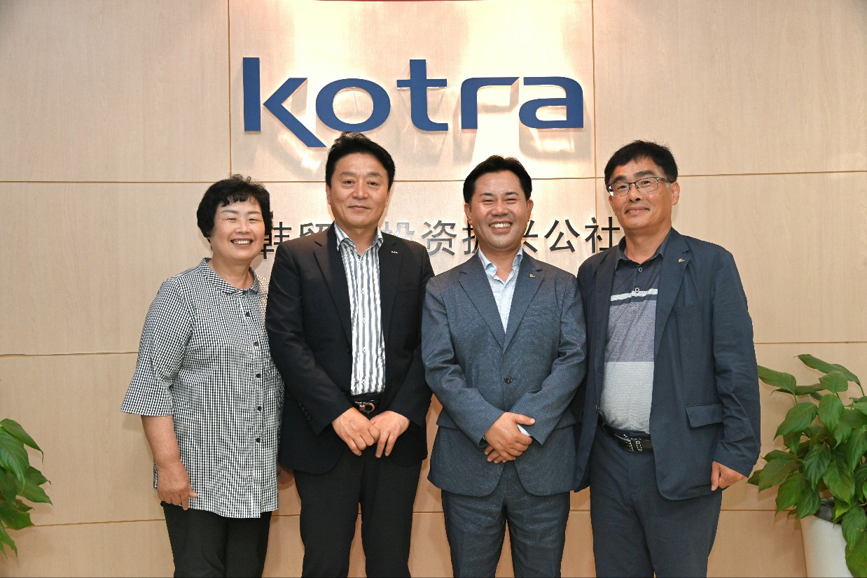 박정현 부여군수가 중국 상해를 방문해 본격적인 해외기업 유치에 나섰다. 왼쪽부터 부여군의회 송복섭 의원, 정영수 상해 무역전시관 관장. 박정현 부여군수, 부여군 이희철 투자유치담당관. 부여군 제공.