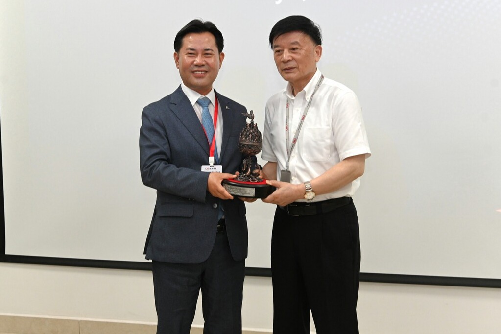 박정현 부여군수가 중국 이차전지 제조설비 업체인 '항커' 기업의 투자 유치를 이끌어냈다. 왼쪽부터 박정현 부여군수, 항커 기업 차오지 회장. 부여군 제공. 