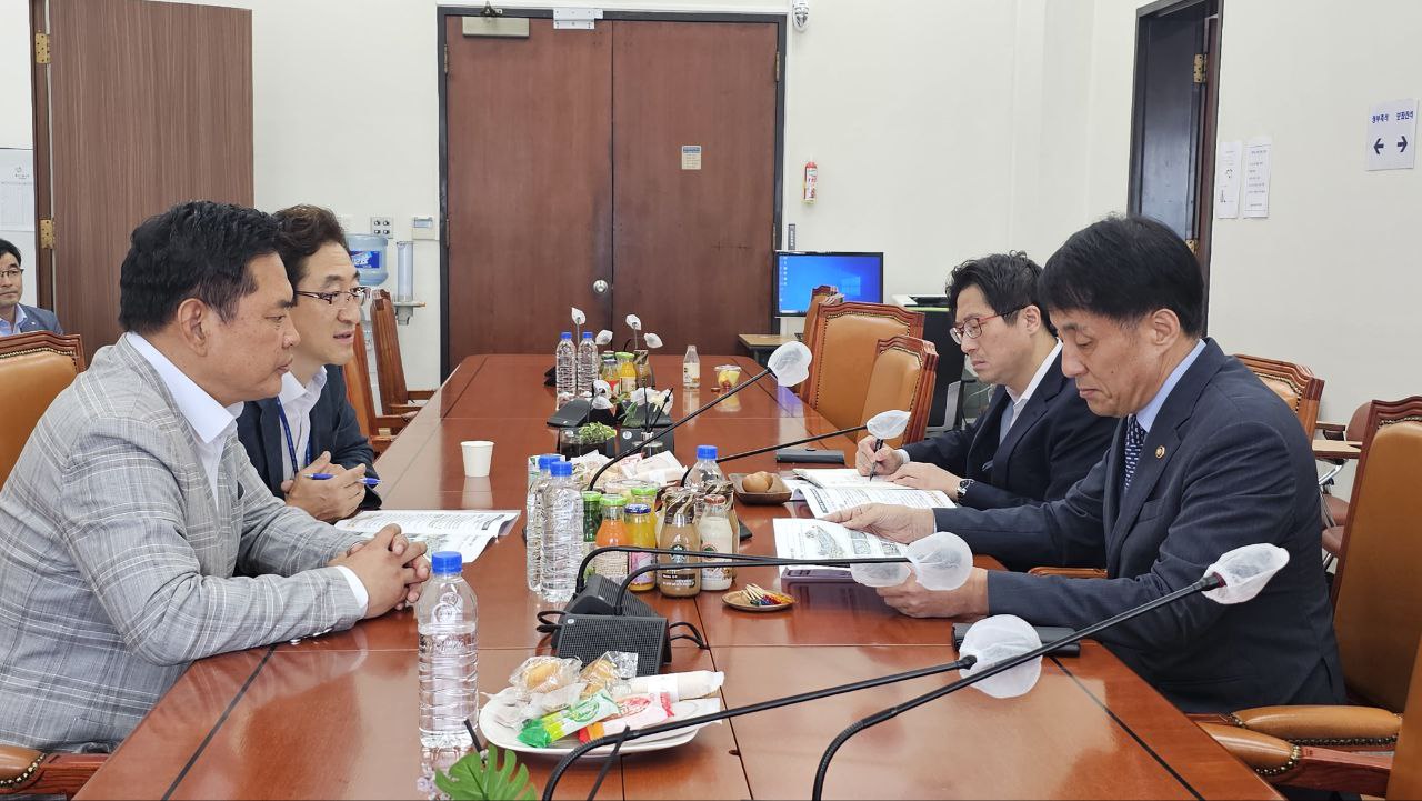 박영순 더불어민주당 의원(왼쪽 앞줄 첫번째)이 5일 국회에서 대전시 관계자들과 함께 장영진 산업통상자원부 제1차관을 만나 대전 반도체 국가첨단전략산업 특화단지 지정을 요청했다. 박영순 의원실 제공.