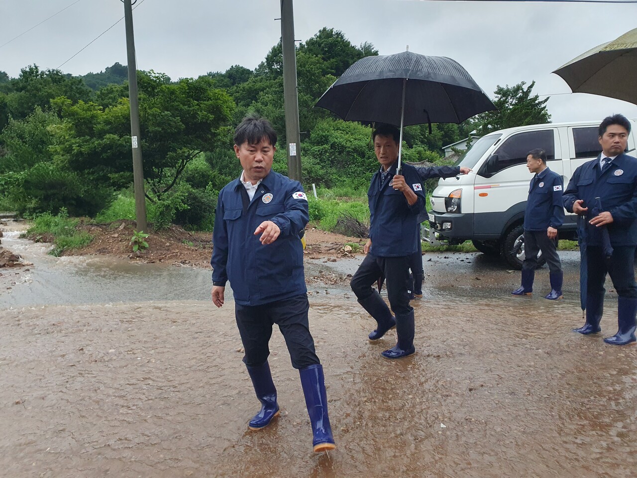 박정현 부여군수가 15일 은산면 폭우 피해 현장을 찾아 긴급 지시를 내리고 있다. 김다소미 기자. 