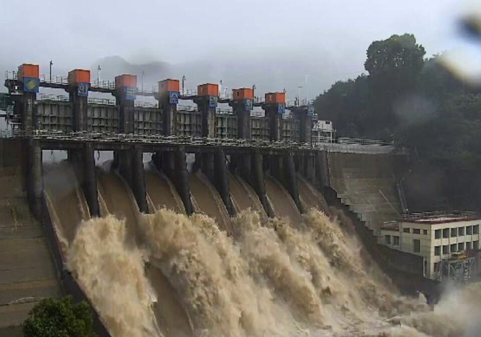 충북 괴산댐 방류 모습. 한수원 영상 갈무리.