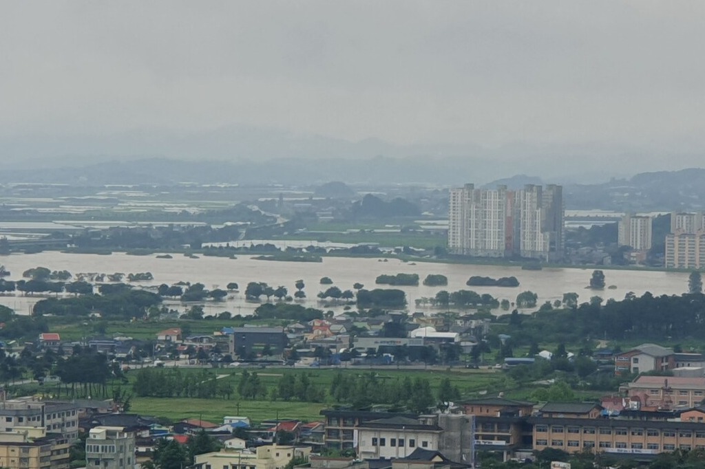 부여군 금성산에서 바라본 부여읍과 백마강 일대.  강물 수위가 크게 상승해 제방이 붕괴될 조짐을 보이고 있다. 김다소미 기자. 