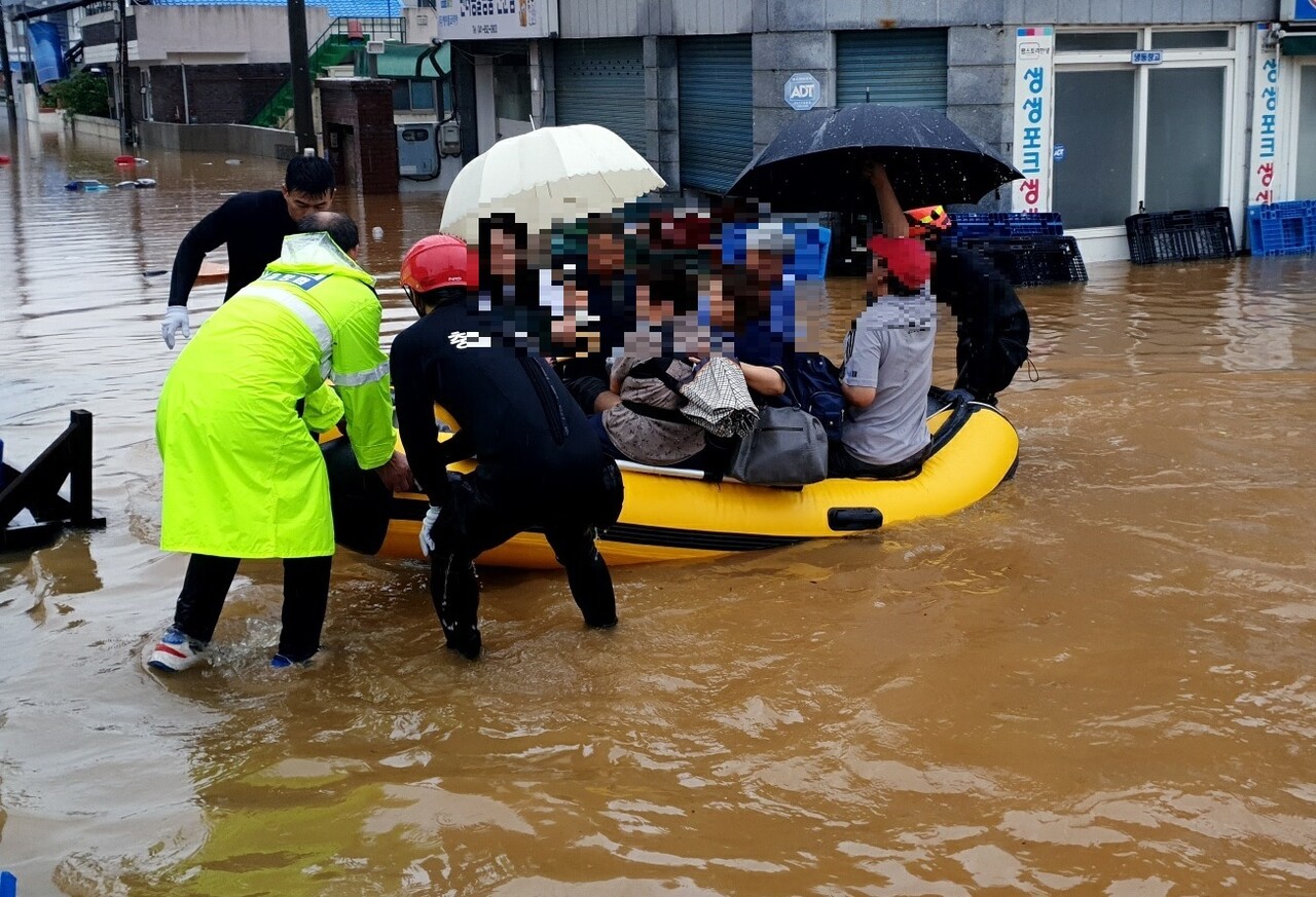 침수된 공주 옥룡동 주민들이 구조대에 의해 대피하고 있다. 김다소미 기자. 